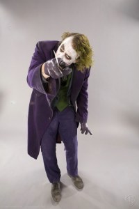 Heath Ledger Joker The Dark Knight_Hunched over_Pointing to camera_512x768